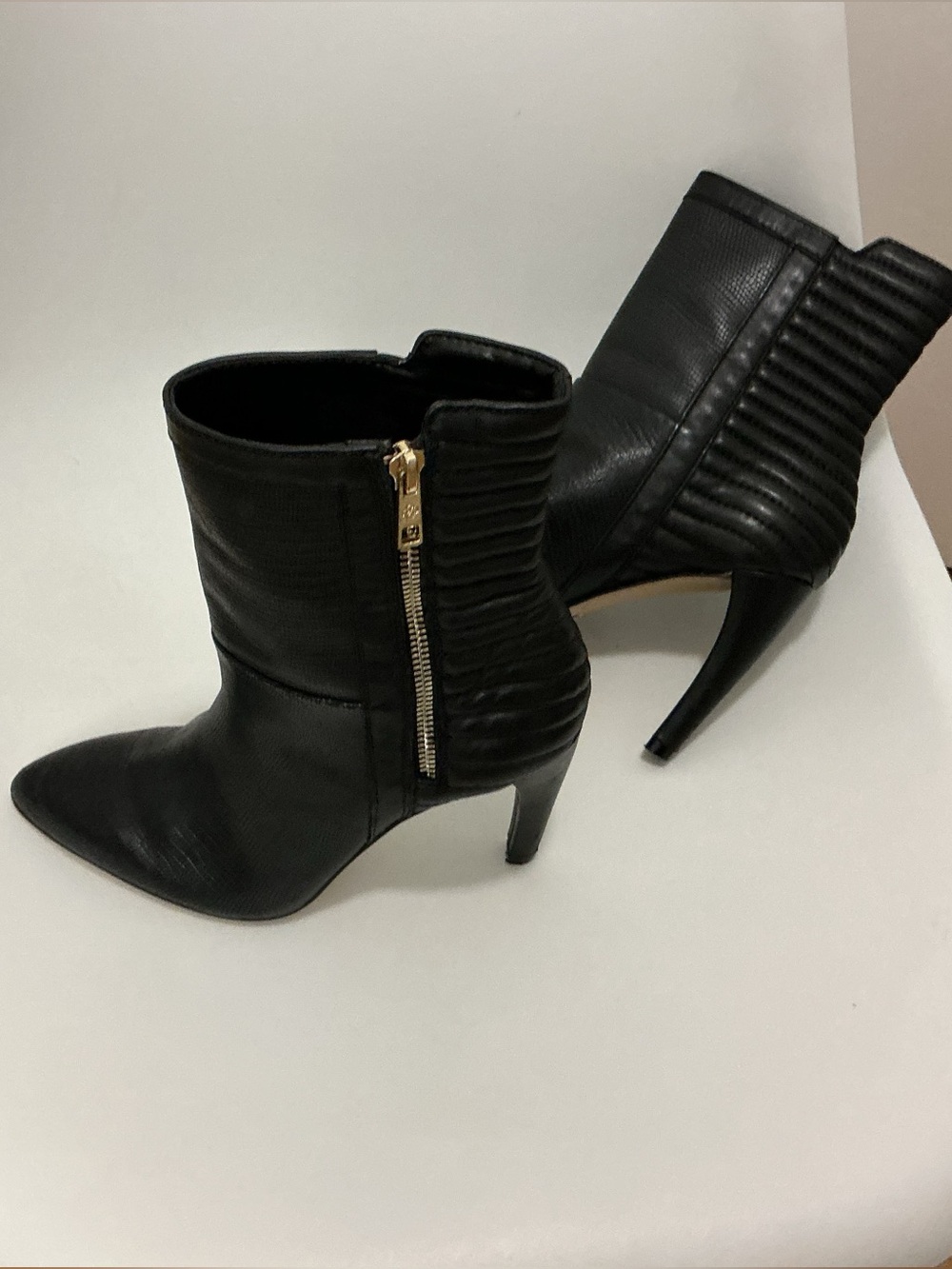 Ann Taylor Women Black Leather Kitsie side zip Ankle Bootie Size 6.5